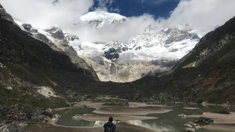 Una presa natural y un lago glaciar en Bután. Una presa natural y un lago glaciar en Bután.