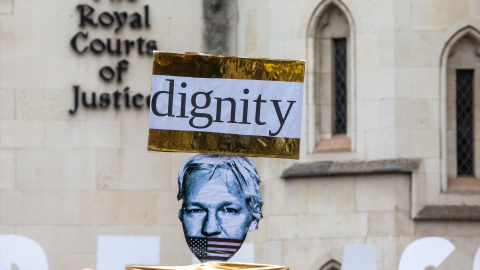 Protestas para pedir la libertad de Julian Assange frente a las Cortes de Justicia del Reino Unido. Protestas para pedir la libertad de Julian Assange frente a las Cortes de Justicia del Reino Unido.