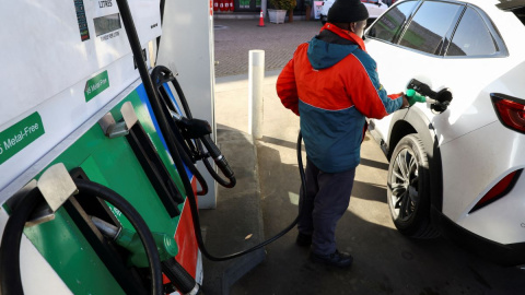 Un empleado de una gasolinera llena un coche antes del aumento del precio de la gasolina en Ciudad del Cabo, Sudáfrica, a 5 de septiembre de 2023. Un empleado de una gasolinera llena un coche antes del aumento del precio de la gasolina en Ciudad del Cabo, Sudáfrica, a 5 de septiembre de 2023.