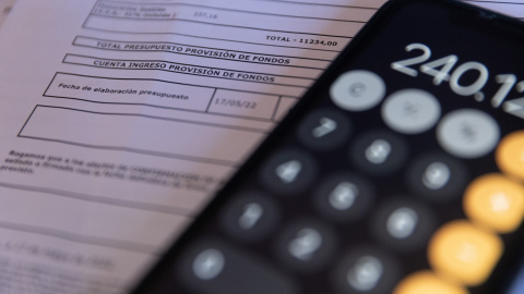 Una calculadora y una escritura de compraventa de una hipoteca. E.P./Eduardo Parra Una calculadora y una escritura de compraventa de una hipoteca. E.P./Eduardo Parra