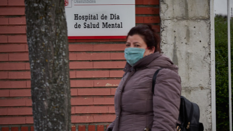 Una mujer protegida con mascarilla camina al lado del Hospital de Día de Salud Mental en Pamplona (Navarra), en una imagen de abril de 2020. E.P./Eduardo Sanz Una mujer protegida con mascarilla camina al lado del Hospital de Día de Salud Mental en Pamplona (Navarra), en una imagen de abril de 2020. E.P./Eduardo Sanz