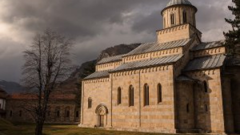 El monasterio serbio de Kosovo que está protegido por militares las veinticuatro horas del día El monasterio serbio de Kosovo que está protegido por militares las veinticuatro horas del día