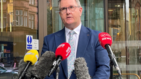 El líder del Partido Democrático Unionista, Jeffrey Donaldson, se reúne con los medios en Belfast, a 9 de agosto de 2023. El líder del Partido Democrático Unionista, Jeffrey Donaldson, se reúne con los medios en Belfast, a 9 de agosto de 2023.