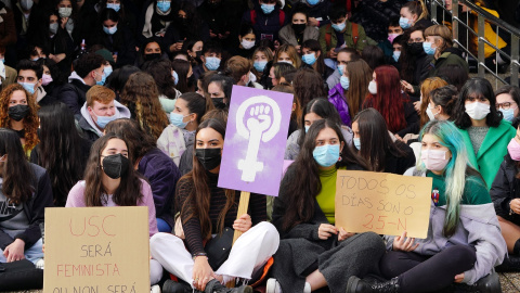 Imagen de archivo de las alumnas de la USC con carteles de mensajes feministas en las inmediaciones de la Facultad de Ciencias Políticas, a 25 de noviembre de 2021, en Santiago de Compostela, Galicia Imagen de archivo de las alumnas de la USC con carteles de mensajes feministas en las inmediaciones de la Facultad de Ciencias Políticas, a 25 de noviembre de 2021, en Santiago de Compostela, Galicia
