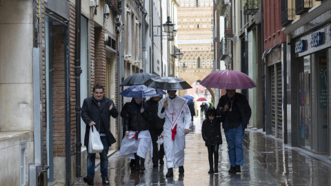 Varias personas caminando bajo la lluvia en Teruel, a 31 de marzo de 2024 Varias personas caminando bajo la lluvia en Teruel, a 31 de marzo de 2024