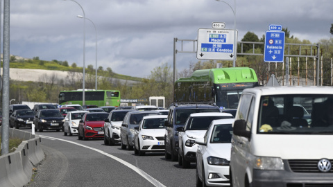 Tráfico denso en la salida de Madrid en la A-3 en Rivas el 28 de marzo de 2024. Tráfico denso en la salida de Madrid en la A-3 en Rivas el 28 de marzo de 2024.