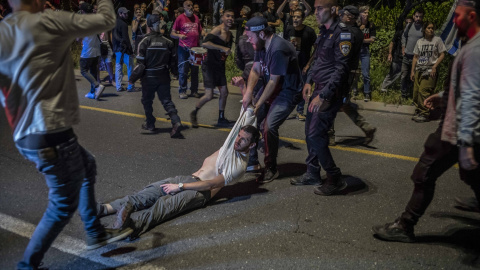 La Policía arrastra a uno de los manifestactes de la movilización de este domingo en Jerusalén. La Policía arrastra a uno de los manifestactes de la movilización de este domingo en Jerusalén.