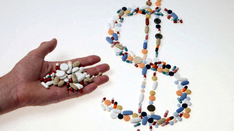 Tabletas y cápsulas farmacéuticas dispuestas en forma de signo de dólar estadounidense sobre una mesa. Tabletas y cápsulas farmacéuticas dispuestas en forma de signo de dólar estadounidense sobre una mesa.