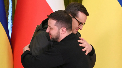 El presidente de Ucrania, Volodymyr Zelenskiy, y el primer ministro polaco, Mateusz Morawiecki , se abrazan durante una conferencia de prensa el 24 de febrero de 2023. El presidente de Ucrania, Volodymyr Zelenskiy, y el primer ministro polaco, Mateusz Morawiecki , se abrazan durante una conferencia de prensa el 24 de febrero de 2023.