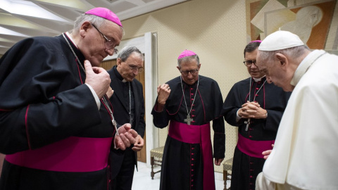 Foto de archivo del papa Francisco y un grupo de obispos franceses mientras guardan un momento de silencio por las víctimas de los abusos sexuales en la Iglesia. Foto de archivo del papa Francisco y un grupo de obispos franceses mientras guardan un momento de silencio por las víctimas de los abusos sexuales en la Iglesia.