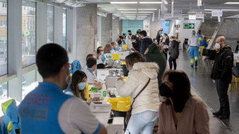 Varias personas son vacunadas contra el Covid-19, en el WiZink Center, a 20 de enero de 2022, en Madrid.