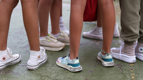 Estudiantes en el patio de su centro educativo en Madrid, a 6 de septiembre de 2023.