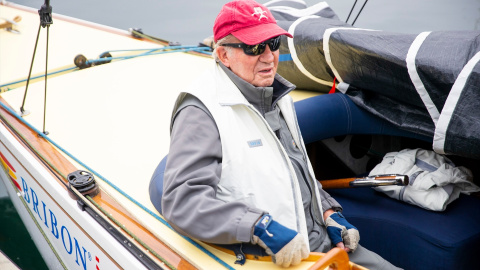 El Rey emérito Juan Carlos (i) a bordo del Bribón en la clausura de la 3ª Regata del IV Circuito Copa de España 2022 de la clase 6 Metros a 22 de mayo de 2022, en Sanxenxo, Pontevedra, Galicia (España). El Rey emérito Juan Carlos (i) a bordo del Bribón en la clausura de la 3ª Regata del IV Circuito Copa de España 2022 de la clase 6 Metros a 22 de mayo de 2022, en Sanxenxo, Pontevedra, Galicia (España).