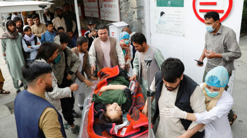 08/05/2021. Una mujer herida es trasladada a un hospital tras la explosión de este sábado en Kabul, Afganistán. - Reuters 08/05/2021. Una mujer herida es trasladada a un hospital tras la explosión de este sábado en Kabul, Afganistán. - Reuters