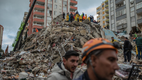 Un grupo de rescatistas buscan víctimas y supervivientes entre los escombros de un edificio que se derrumbó en Adana el 6 de febrero de 2023. Un grupo de rescatistas buscan víctimas y supervivientes entre los escombros de un edificio que se derrumbó en Adana el 6 de febrero de 2023.