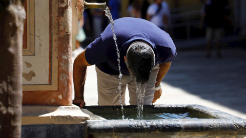 Un visitante se refresca en una fuente del Patio de los Naranjos de la Mezquita Catedral de Córdoba este sábado, en una jornada de intenso calor en la ciudad andaluza. Un visitante se refresca en una fuente del Patio de los Naranjos de la Mezquita Catedral de Córdoba este sábado, en una jornada de intenso calor en la ciudad andaluza.