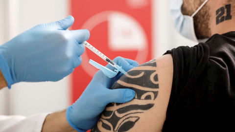 Un joven recibe su primera dosis de la vacuna, este miércoles, en la Ciudad de las Artes y las Ciencias de Valencia, día en el que la Conselleria de Sanidad inicia la vacunación masiva contra la Covid-19 a jóvenes de 20 a 29 años en Valencia. Un joven recibe su primera dosis de la vacuna, este miércoles, en la Ciudad de las Artes y las Ciencias de Valencia, día en el que la Conselleria de Sanidad inicia la vacunación masiva contra la Covid-19 a jóvenes de 20 a 29 años en Valencia.