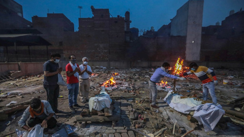Imagen de archivo de varias personas incinerando a fallecidos por la covid-19, en India. - EFE Imagen de archivo de varias personas incinerando a fallecidos por la covid-19, en India. - EFE