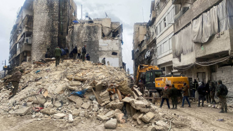 Ciudadanos buscan a posibles supervivientes bajo los escombros de un edificio derrumbado por el terremoto en Alepo (Siria) este 6 de febrero de 2023.