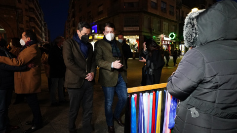 El presidente de la Junta de Andalucía, Juanma Moreno (i) y el candidato del PP a la Presidencia de la Junta de Castilla y León, Alfonso Fernández Mañueco (d), pasean por las calles de Salamanca. El presidente de la Junta de Andalucía, Juanma Moreno (i) y el candidato del PP a la Presidencia de la Junta de Castilla y León, Alfonso Fernández Mañueco (d), pasean por las calles de Salamanca.