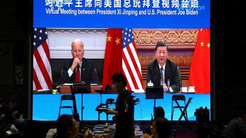 16/11/2021 El presidente chino, Xi Jinping, y su homólogo estadounidense, Joe Biden, en una reunión virtual