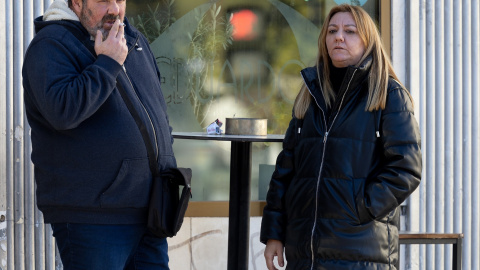 Varias personas fumando en una terraza, a 27 de diciembre de 2023, en Madrid. Varias personas fumando en una terraza, a 27 de diciembre de 2023, en Madrid.