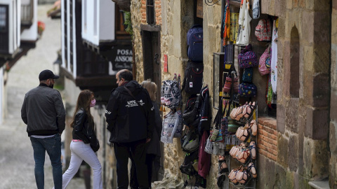 Varias personas visitan este domingo la localidad cántabra de Santillana del Mar Varias personas visitan este domingo la localidad cántabra de Santillana del Mar