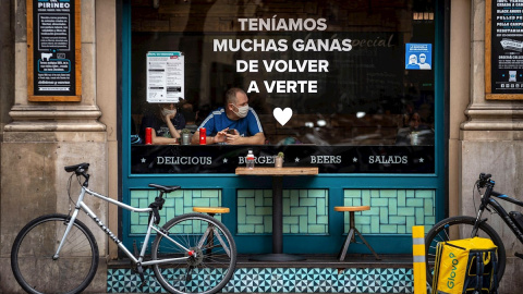 Una pareja de turistas en un bar de Barcelona. Una pareja de turistas en un bar de Barcelona.