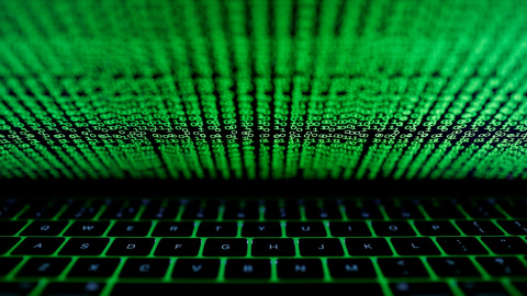 Un teclado de computadora iluminado por un código cibernético. REUTERS/Kacper Pempel/Illustration Un teclado de computadora iluminado por un código cibernético. REUTERS/Kacper Pempel/Illustration