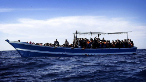 Una patera cerca de la costa de Libia. Una patera cerca de la costa de Libia.