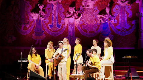 Un moment de l’actuació de Ferran Palau amb el cor vocal.