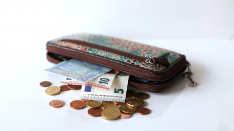 La inflación y la subida de tipos han sacado más de 18.000 millones de colchones y cajas. La inflación y la subida de tipos han sacado más de 18.000 millones de colchones y cajas.