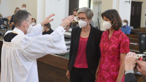 El vicario parroquial Wolfgang Rothe bendice a una pareja de lesbianas Christine Walter y Almut Muenster durante un servicio religioso en la iglesia de Saint Benedikt en Munich el 9 de mayo de 2021. El vicario parroquial Wolfgang Rothe bendice a una pareja de lesbianas Christine Walter y Almut Muenster durante un servicio religioso en la iglesia de Saint Benedikt en Munich el 9 de mayo de 2021.