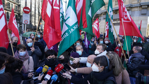 La secretaria general de LAB, Garbiñe Araburu, interviene ante los medios de comunicación antes del comienzo de la manifestación en Bilbao. La secretaria general de LAB, Garbiñe Araburu, interviene ante los medios de comunicación antes del comienzo de la manifestación en Bilbao.