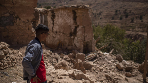 Un superviviente del terremoto observa la devastación en la aldea de Takhit, provincia de Chichaoua, Marruecos, el 14 de septiembre de 2023.