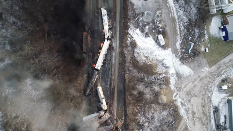 Imágenes de un dron del descarrilamiento de un tren de carga en East Palestine, Ohio. Imágenes de un dron del descarrilamiento de un tren de carga en East Palestine, Ohio.