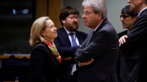 La vicepresidenta del Gobierno de España y ministra de Economía y Transformación Digital, Nadia Calvino, y el comisario europeo de Economía, Paolo Gentiloni, este lunes en Bruselas. La vicepresidenta del Gobierno de España y ministra de Economía y Transformación Digital, Nadia Calvino, y el comisario europeo de Economía, Paolo Gentiloni, este lunes en Bruselas.