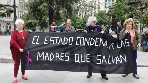 Varias mujeres con una pancarta que reza 'El estado condena a las madres que salvan' en una manifestación para apoyar a María Salmerón, en la Plaza de Cibeles, a 4 de mayo de 2022, en Madrid, (España). Varias mujeres con una pancarta que reza 'El estado condena a las madres que salvan' en una manifestación para apoyar a María Salmerón, en la Plaza de Cibeles, a 4 de mayo de 2022, en Madrid, (España).