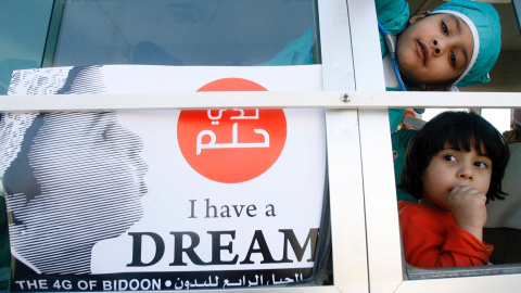 Niñas árabes apátridas, conocidas como bidun, durante una protesta exigiendo ciudadanía y otros derechos en Jahra, Kuwait, a 30 de diciembre de 2011. Niñas árabes apátridas, conocidas como bidun, durante una protesta exigiendo ciudadanía y otros derechos en Jahra, Kuwait, a 30 de diciembre de 2011.