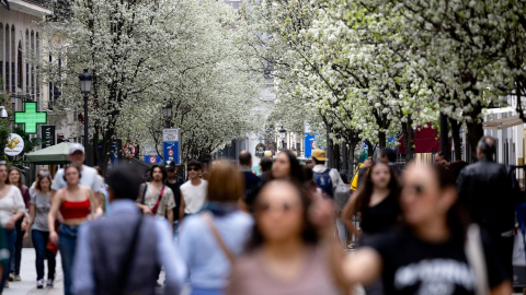Varias personas pasean junto a árboles en flor durante el primer día de primavera, a 20 de marzo de 2024, en Madrid. Varias personas pasean junto a árboles en flor durante el primer día de primavera, a 20 de marzo de 2024, en Madrid.