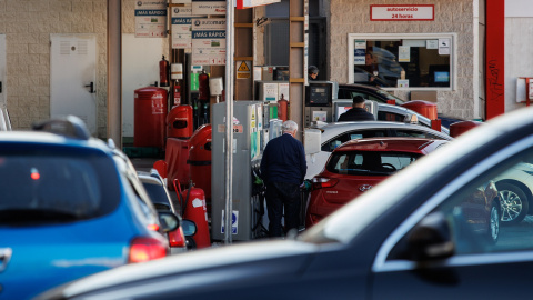 Coches repostando en una gasolinera, a 27 de diciembre de 2022, en Madrid (España). Coches repostando en una gasolinera, a 27 de diciembre de 2022, en Madrid (España).