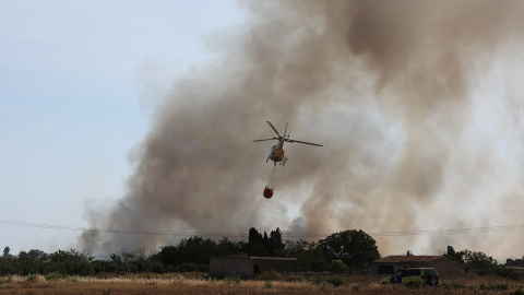 28 de mayo de 2024. Helicóptero sobrevolando una zona afectada por el fuego en Albacete, el 28 de mayo de 2024. 28 de mayo de 2024. Helicóptero sobrevolando una zona afectada por el fuego en Albacete, el 28 de mayo de 2024.