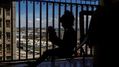 Fotografía de archivo de una niña jugando con un peluche. Fotografía de archivo de una niña jugando con un peluche.