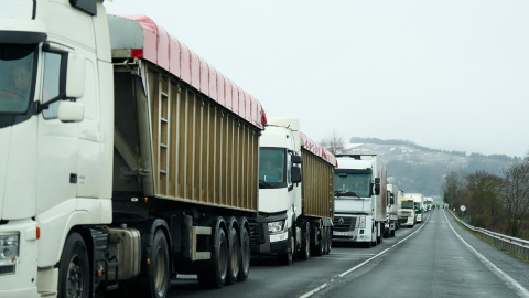 Varios camiones parados en la A-67, a 18 de enero de 2023, en Cantabria (España). Varios camiones parados en la A-67, a 18 de enero de 2023, en Cantabria (España).