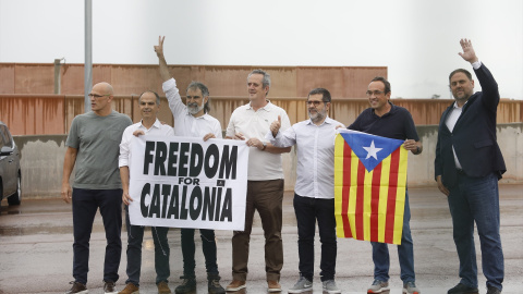 El exconseller de Asuntos Exteriores, Relaciones Institucionales y Transparencia de la Generalitat Raül Romeva (ERC), el exconseller de la Presidencia y ex portavoz de la Generalitat Jordi Turull (JxCat), el presidente de Òmnium Cultural, Jordi Cuixart, El exconseller de Asuntos Exteriores, Relaciones Institucionales y Transparencia de la Generalitat Raül Romeva (ERC), el exconseller de la Presidencia y ex portavoz de la Generalitat Jordi Turull (JxCat), el presidente de Òmnium Cultural, Jordi Cuixart,