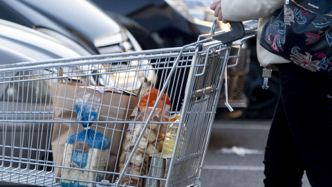 Una mujer sale de un supermercado con un carro de la compra, a 27 de diciembre de 2022, en Mejorada del Campo, Madrid (España). Una mujer sale de un supermercado con un carro de la compra, a 27 de diciembre de 2022, en Mejorada del Campo, Madrid (España).