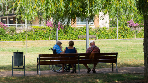 Foto de archivo de tres ancianos en el patio de una residencia, a 9 de agosto de 2023. Foto de archivo de tres ancianos en el patio de una residencia, a 9 de agosto de 2023.