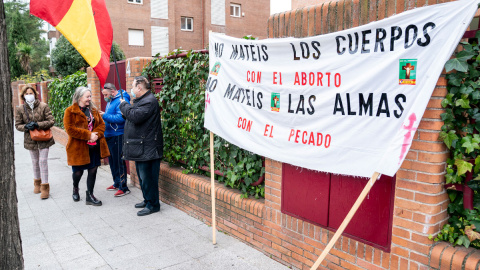 24/01/2022.- Varias personas cuelgan una pancarta contra el aborto con motivo de la reunión del presidente del Gobierno con el presidente de la Conferencia Episcopal Española. A. Pérez Meca / Europa Press