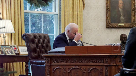 El presidente de Estados Unidos, Joe Biden, habla por teléfono con su homólogo en Ucrania, Volodymyr Zelenskiy, en la Oficina Oval de la Casa Blanca en Washington, a 9 de diciembre de 2021. El presidente de Estados Unidos, Joe Biden, habla por teléfono con su homólogo en Ucrania, Volodymyr Zelenskiy, en la Oficina Oval de la Casa Blanca en Washington, a 9 de diciembre de 2021.