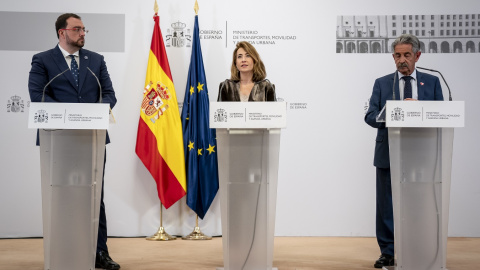 La ministra de Transportes, Movilidad y Agenda Urbana, Raquel Sánchez (c), entre el presidente del Principado de Asturias, Adrián Barbón (i), y el de Cantabria, Miguel Ángel Revilla (d), tras una reunión en la sede del Ministerio. E.P./A. Pérez Mec La ministra de Transportes, Movilidad y Agenda Urbana, Raquel Sánchez (c), entre el presidente del Principado de Asturias, Adrián Barbón (i), y el de Cantabria, Miguel Ángel Revilla (d), tras una reunión en la sede del Ministerio. E.P./A. Pérez Mec